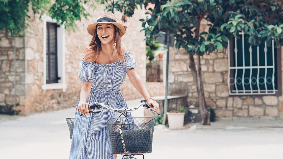 жена лято рокля колело мода слънце усмивка красота