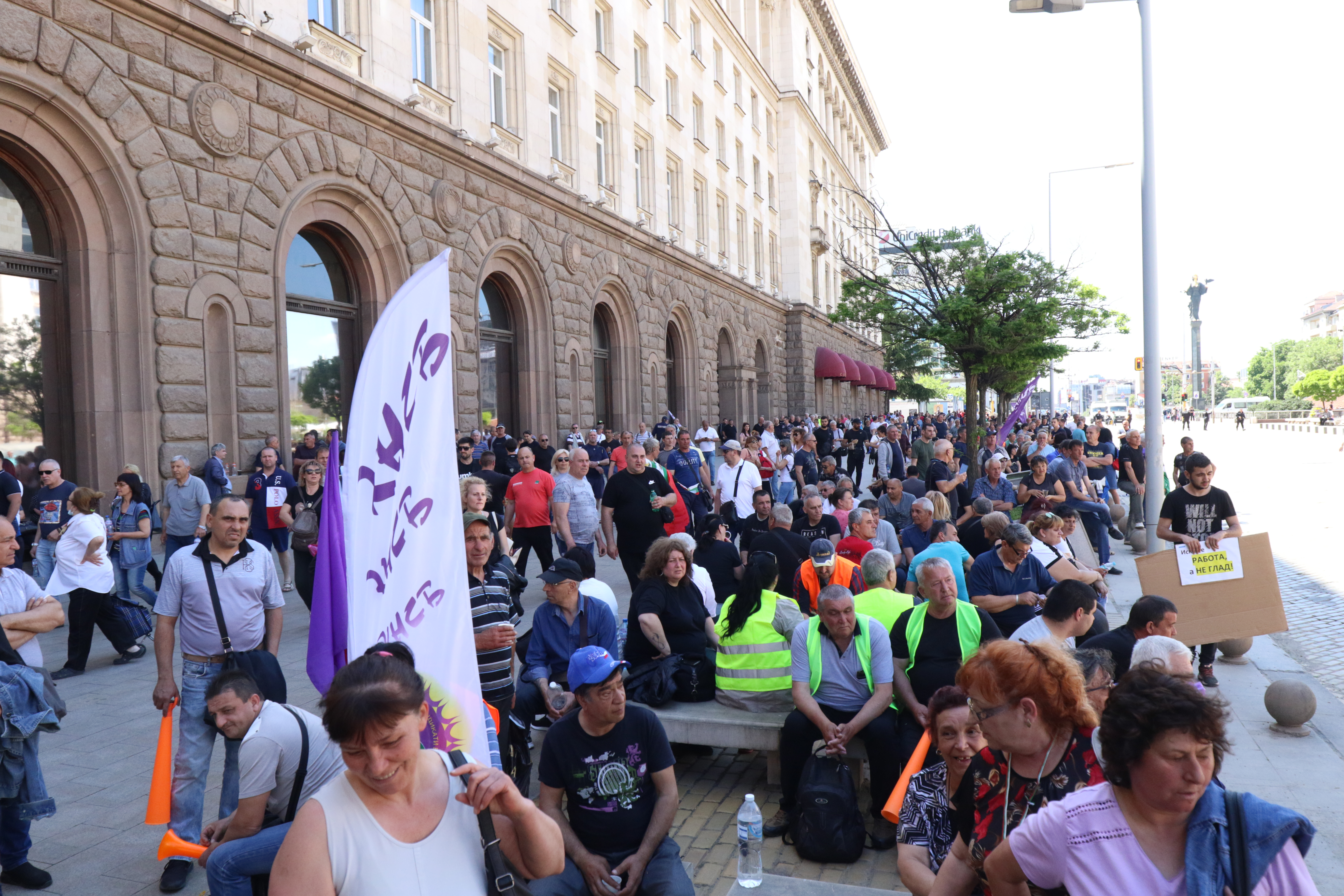 Работници от затворената ТЕЦ "Марица 3" в Димитровград са в София, за да протестират с искане за незабавно отваряне на централата