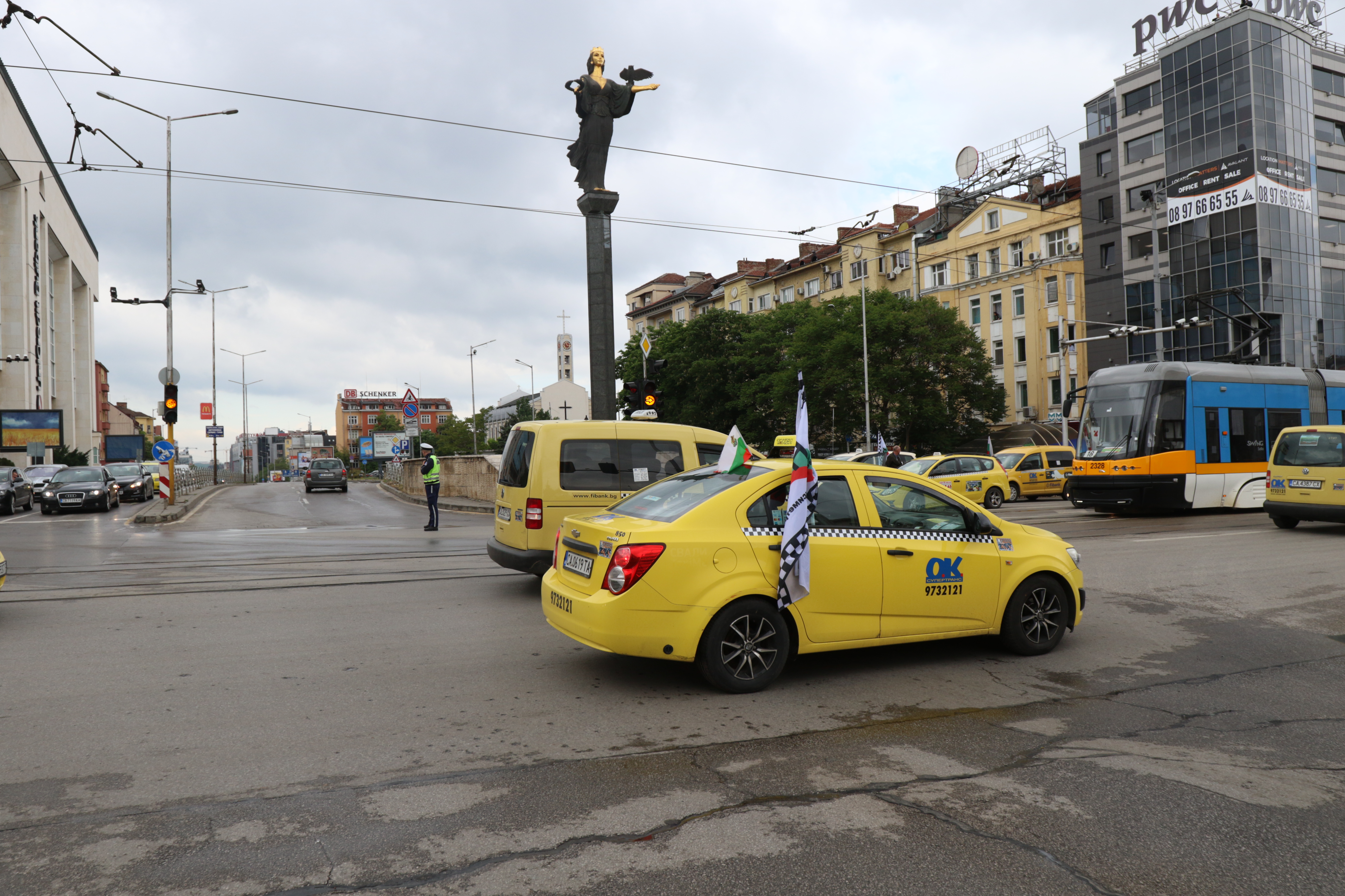 Представители на транспортния сектор протестират в София.