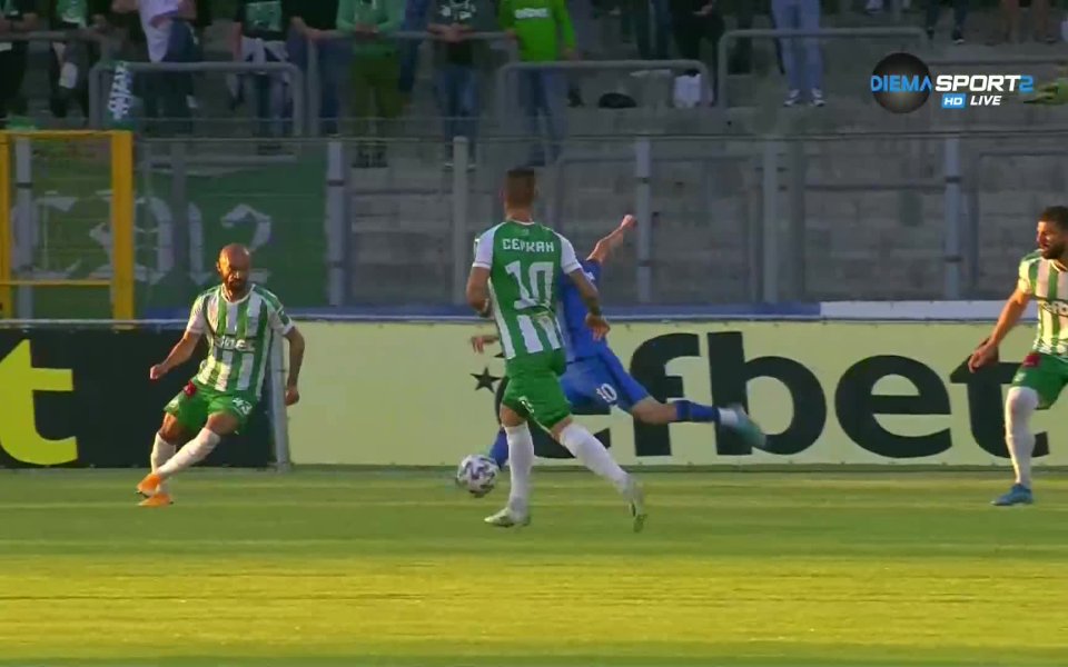 В 10-ата минута "сините" откриха резултата. Светослав Ковачев получи от