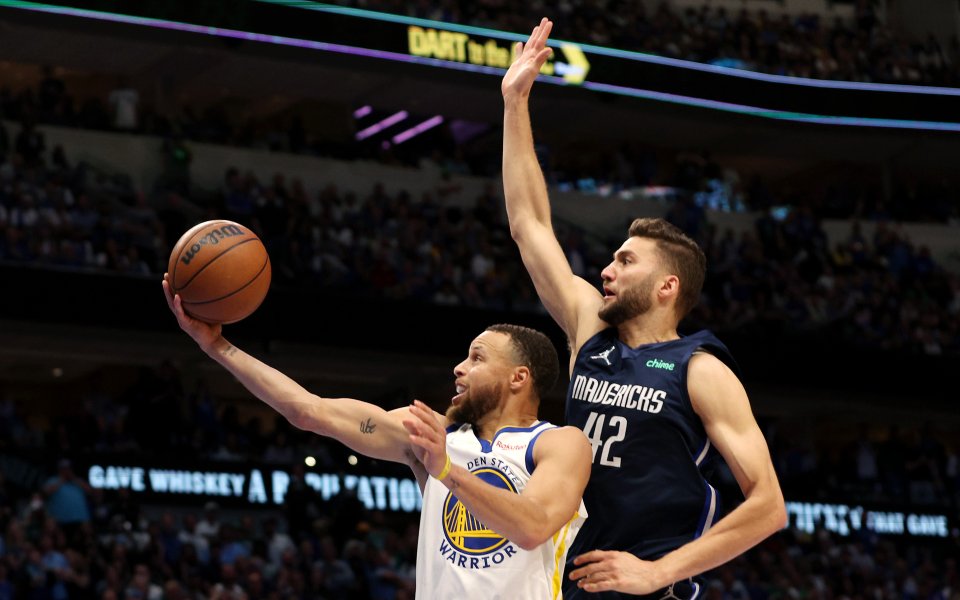 Стеф Къри отбеляза 31 точки, Андрю Уигинс добави 27, а