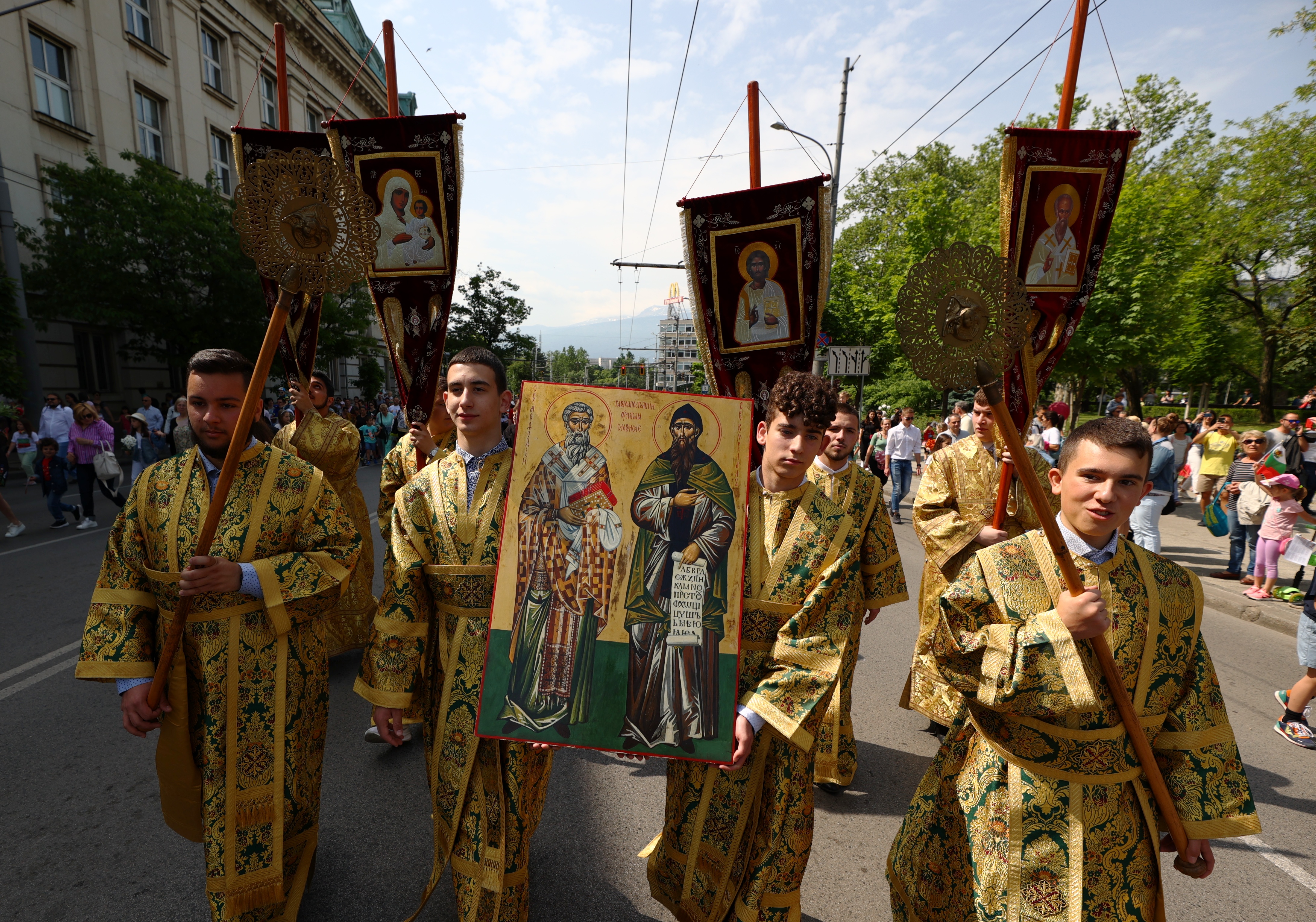 <p>София отбелязва 24 май с най-масовото изпълнение на химна &bdquo;Върви народе възродени&ldquo;. Официалната церемония започна точно в 11:00 ч., пред паметника на Светите равноапостолни братя Кирил и Методий пред Националната библиотека в столицата. Общоградско шествие тръгна от площад &bdquo;Независимост&ldquo; в 10:30 ч. и завърши пред паметника на светците.</p>