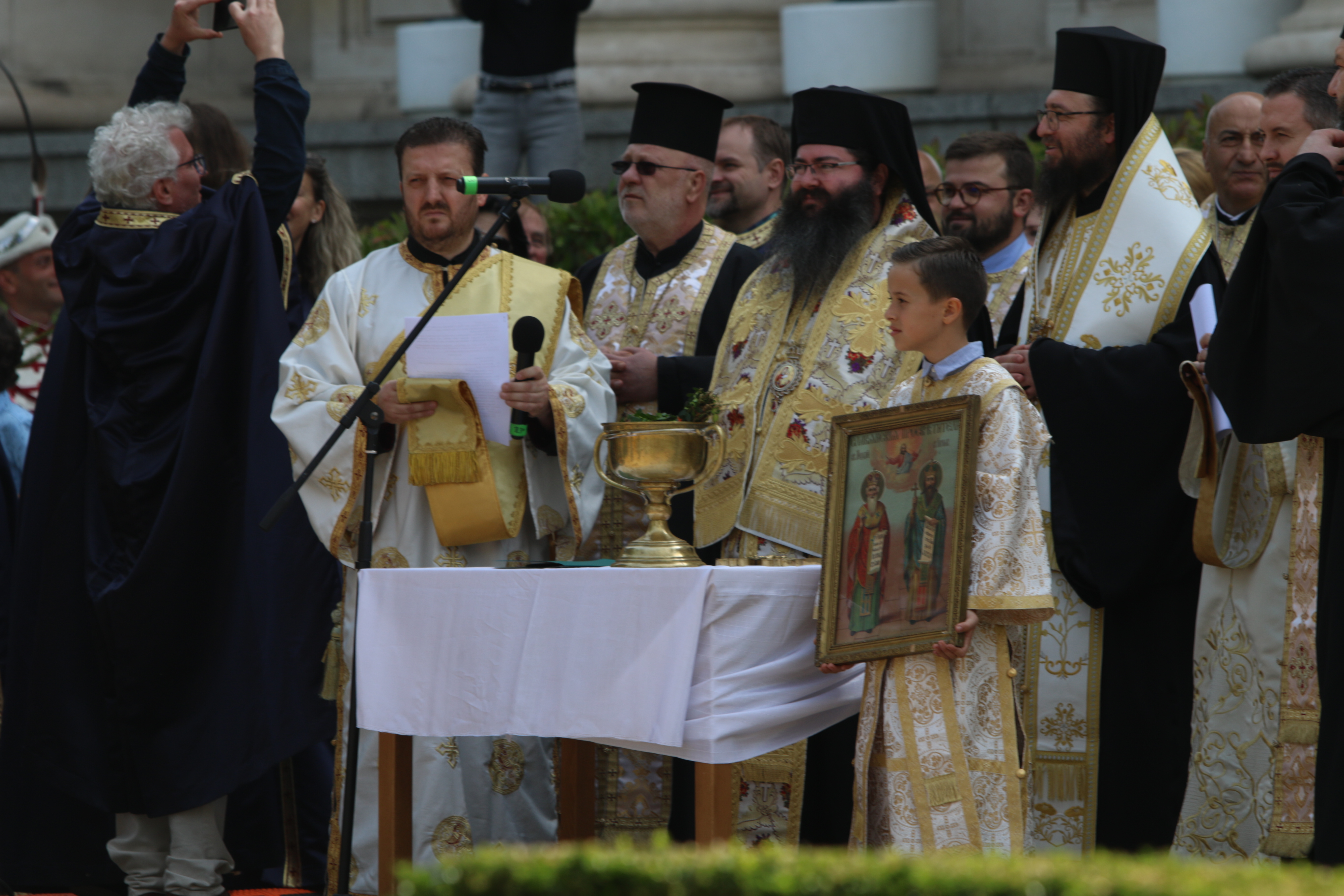 <p>София отбелязва 24 май с най-масовото изпълнение на химна &bdquo;Върви народе възродени&ldquo;. Официалната церемония започна точно в 11:00 ч., пред паметника на Светите равноапостолни братя Кирил и Методий пред Националната библиотека в столицата. Общоградско шествие тръгна от площад &bdquo;Независимост&ldquo; в 10:30 ч. и завърши пред паметника на светците.</p>