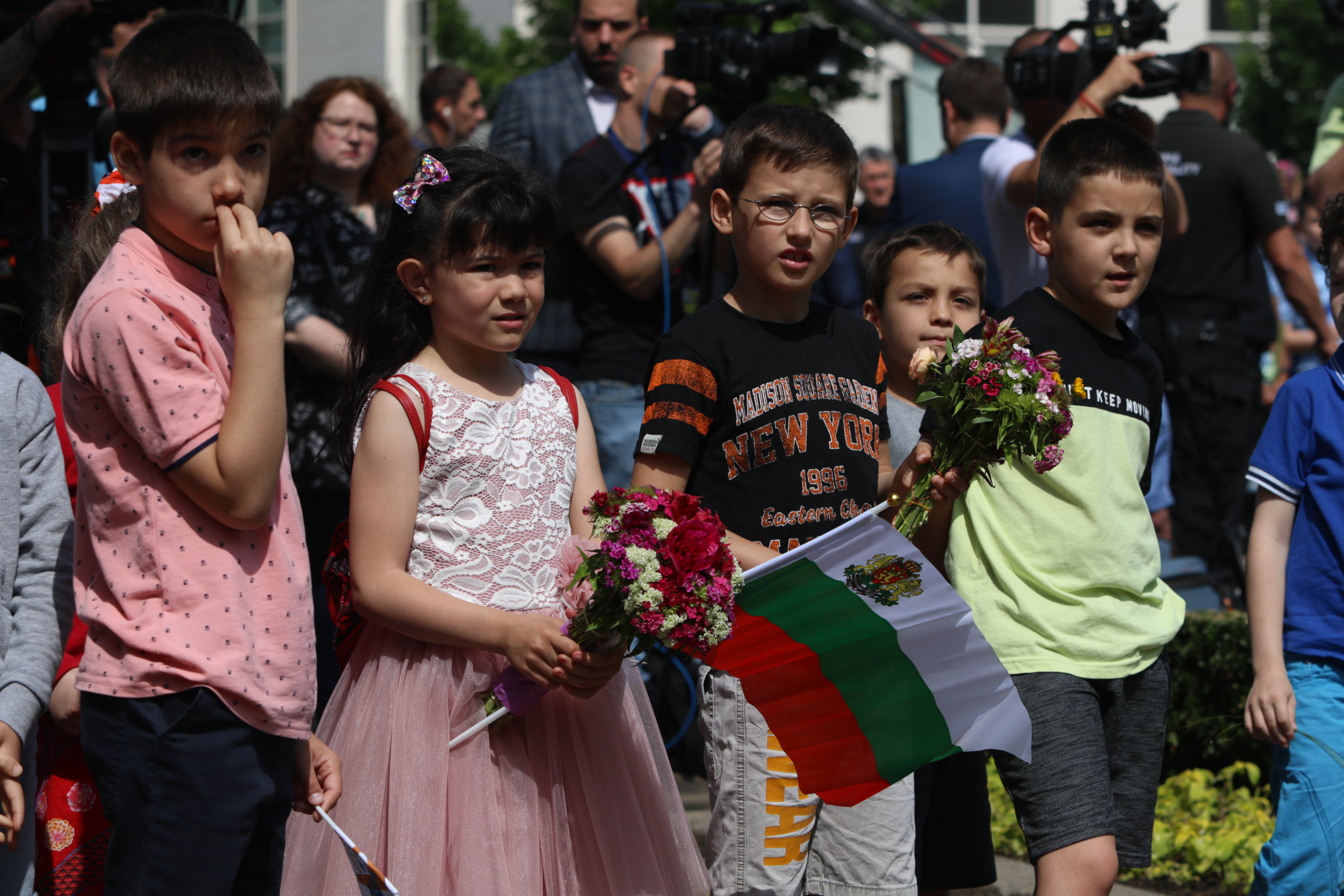 <p>София отбелязва 24 май с най-масовото изпълнение на химна &bdquo;Върви народе възродени&ldquo;. Официалната церемония започна точно в 11:00 ч., пред паметника на Светите равноапостолни братя Кирил и Методий пред Националната библиотека в столицата. Общоградско шествие тръгна от площад &bdquo;Независимост&ldquo; в 10:30 ч. и завърши пред паметника на светците.</p>