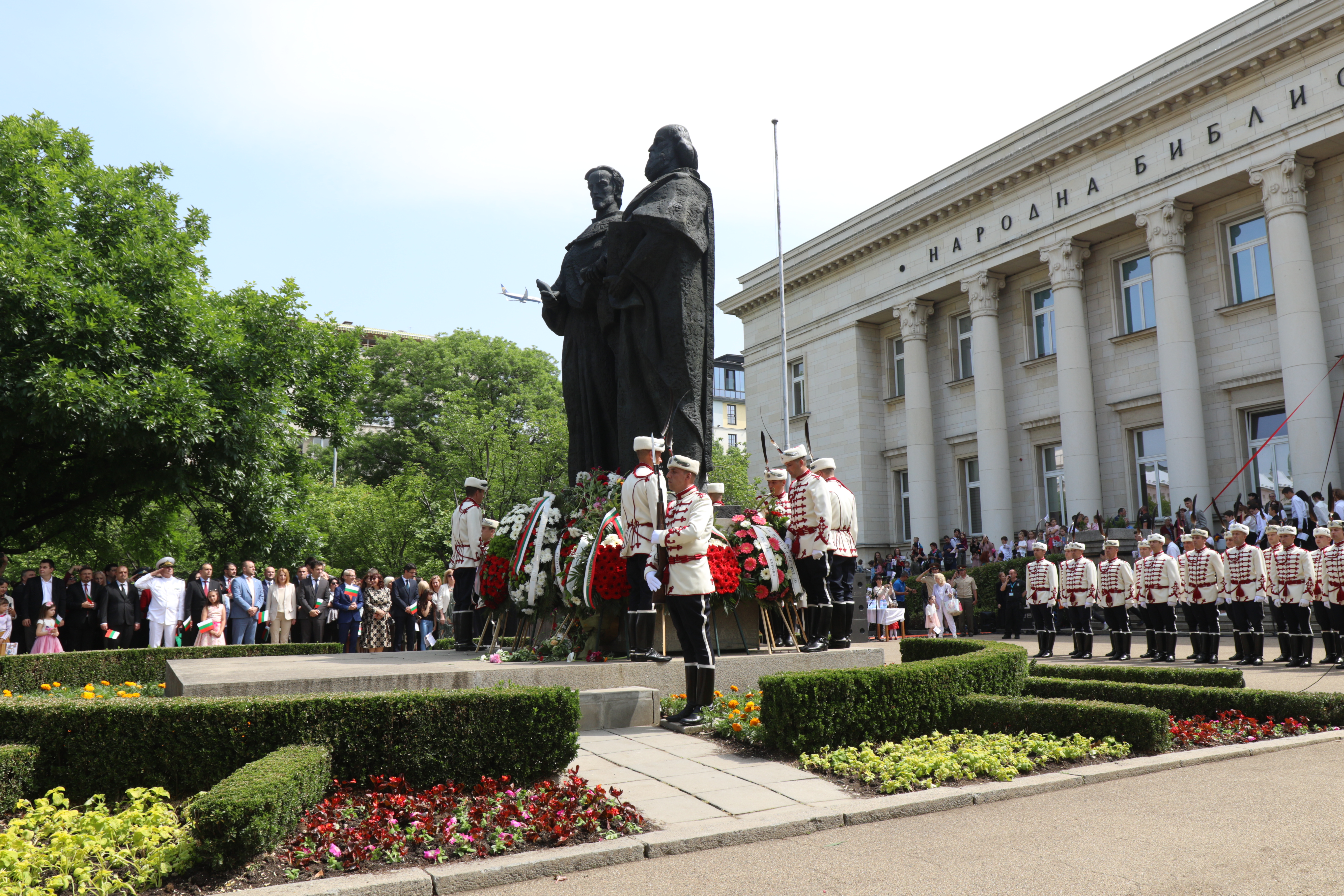 <p>София отбелязва 24 май с най-масовото изпълнение на химна &bdquo;Върви народе възродени&ldquo;. Официалната церемония започна точно в 11:00 ч., пред паметника на Светите равноапостолни братя Кирил и Методий пред Националната библиотека в столицата. Общоградско шествие тръгна от площад &bdquo;Независимост&ldquo; в 10:30 ч. и завърши пред паметника на светците.</p>