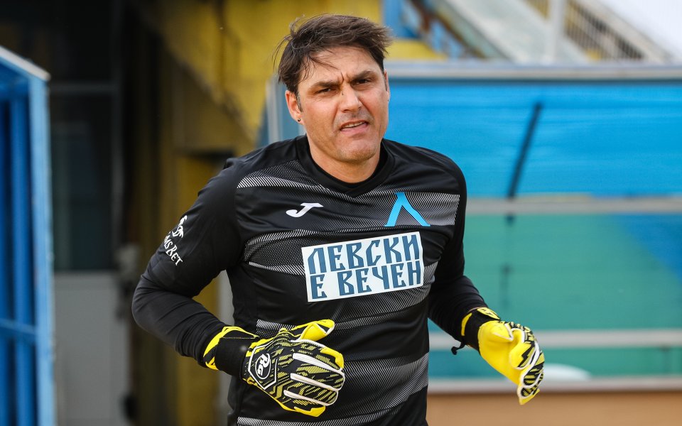 Бившият вратар на Левски Димитър Иванков говори пред журналисти, след