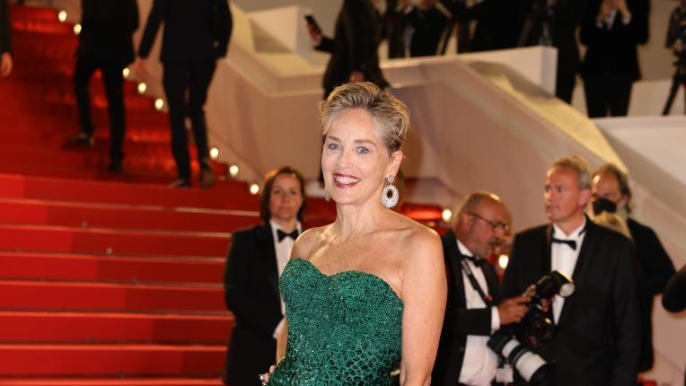 Шарън Стоун заслепи в зелена рокля на червения килим в Кан