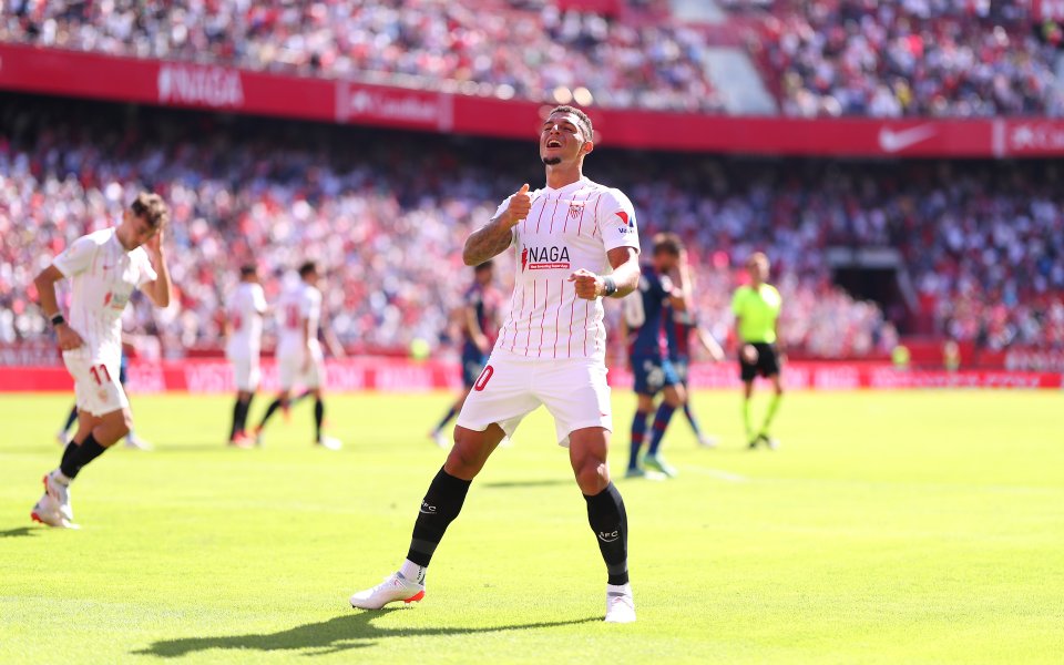 Астън Вила иска да привлече централния защитник на Севиля Диего