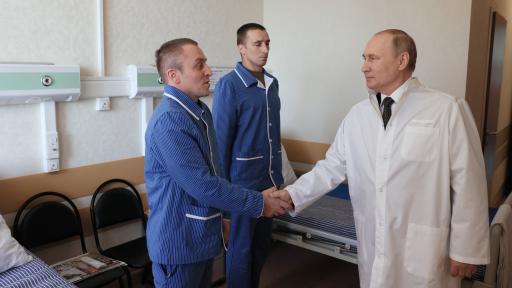 Путин, облечен с бяла престилка, посети ранени в Украйна руски войници