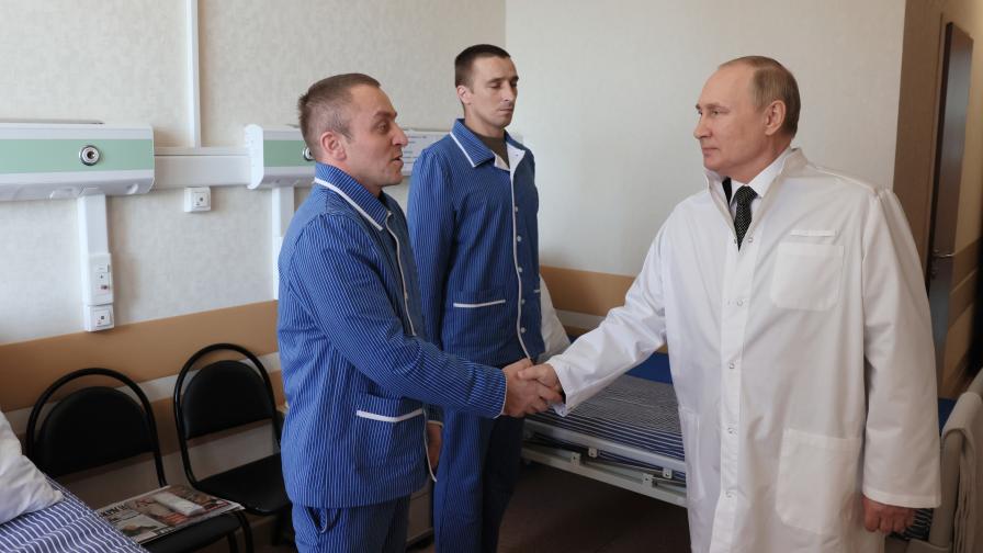 Путин, облечен с бяла престилка, посети...
