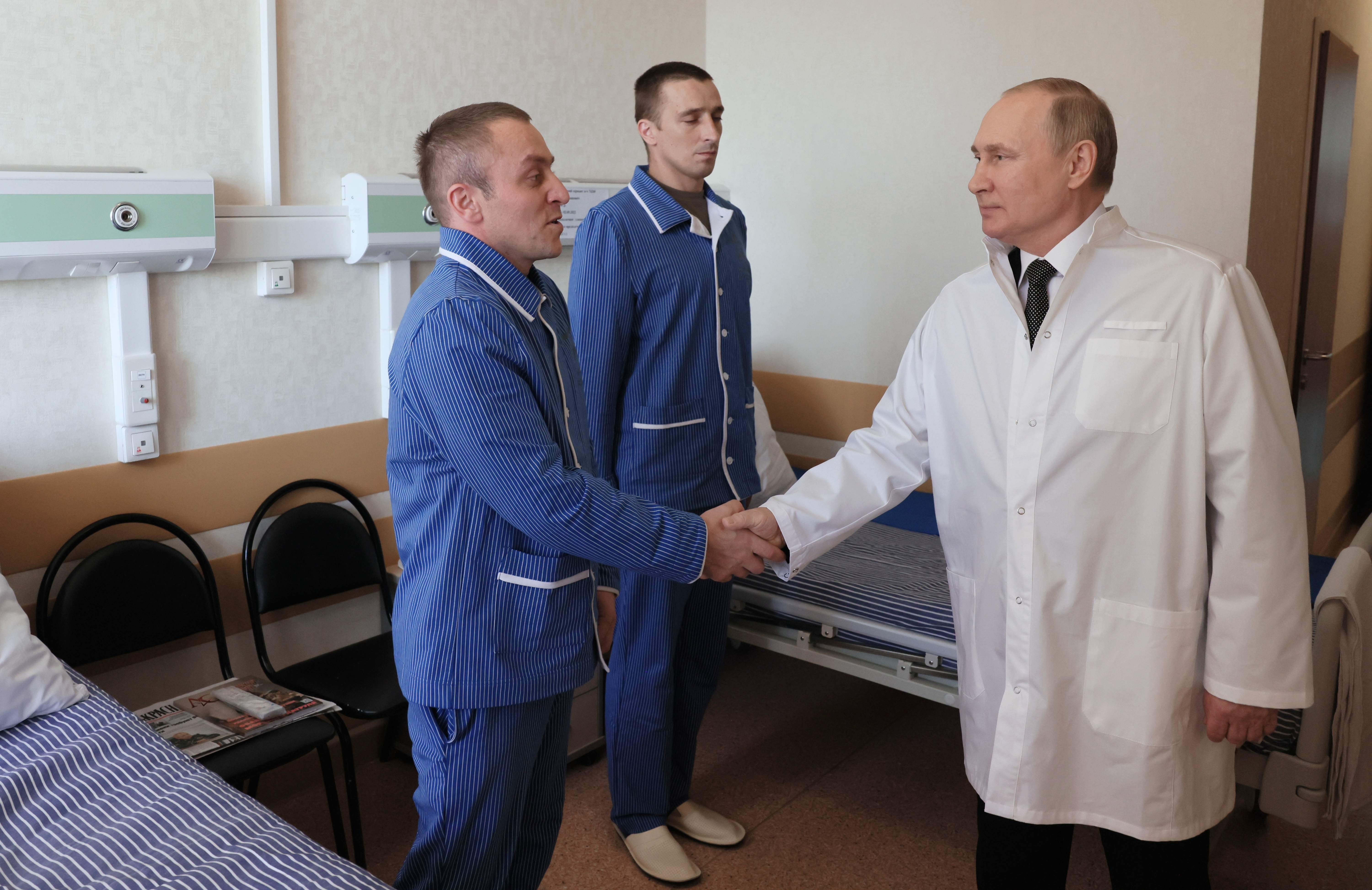 <p>Руският президент Владимир Путин посети днес за пръв път ранени в Украйна руски войници. На кадрите, разпространени от руската телевизия, се вижда как Путин, облечен с бяла престилка, разговаря с войниците в една от московските военни болници.</p>