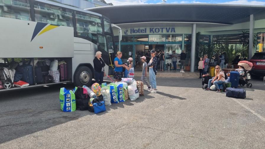 Украински бежанци в Слънчев бряг бяха преместени с автобуси от един хотел в друг, 23 май.