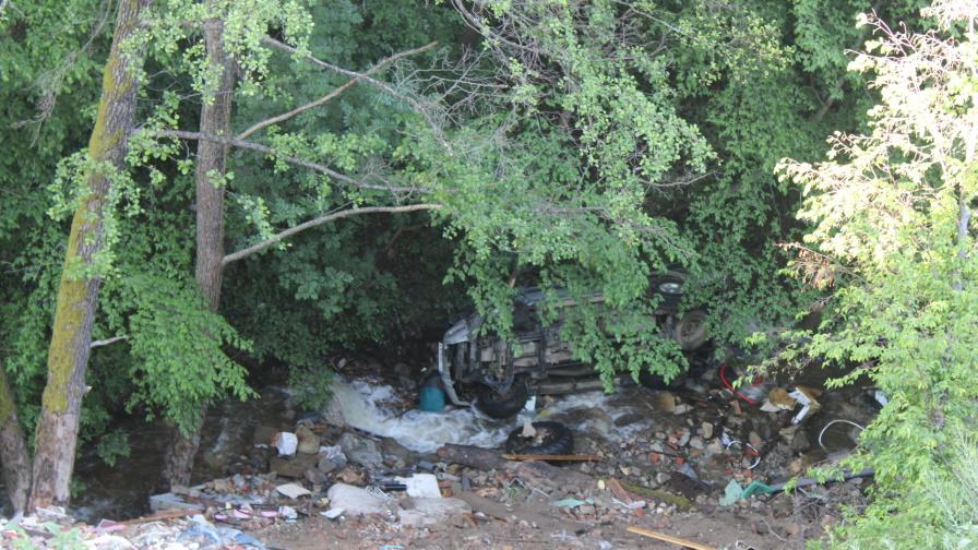 Автомобил падна в пропаст край Симитли, мъж загина