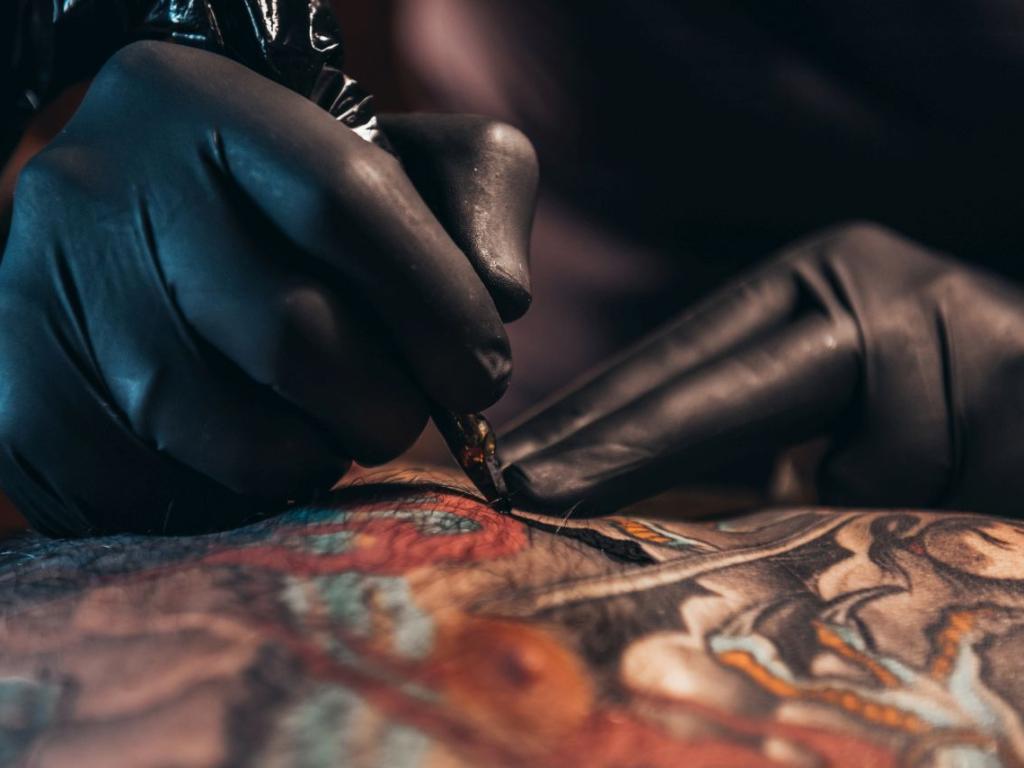 Майка, която е покрита с татуировки, е обявена за лош