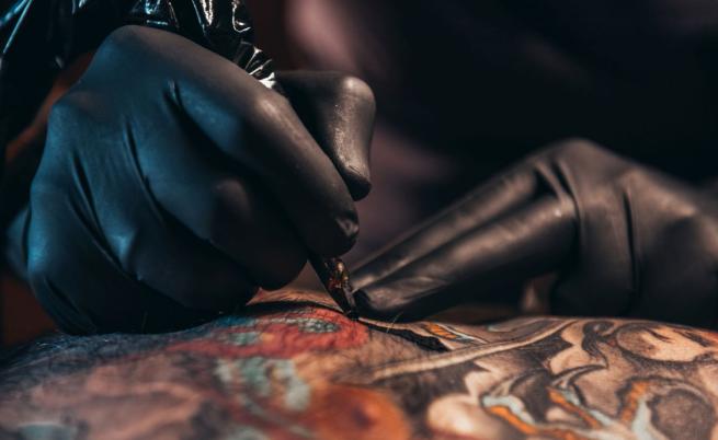 От робски знак до изкуство: Историята на татуировките