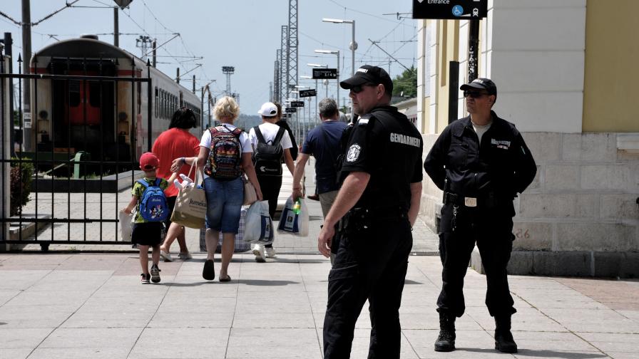 Отпътуване на украински бежанци от гарата в Бургас