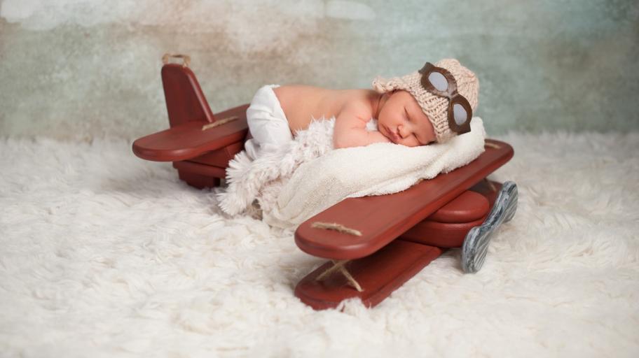 Стюардеса изроди бебе в самолета и спаси живота му