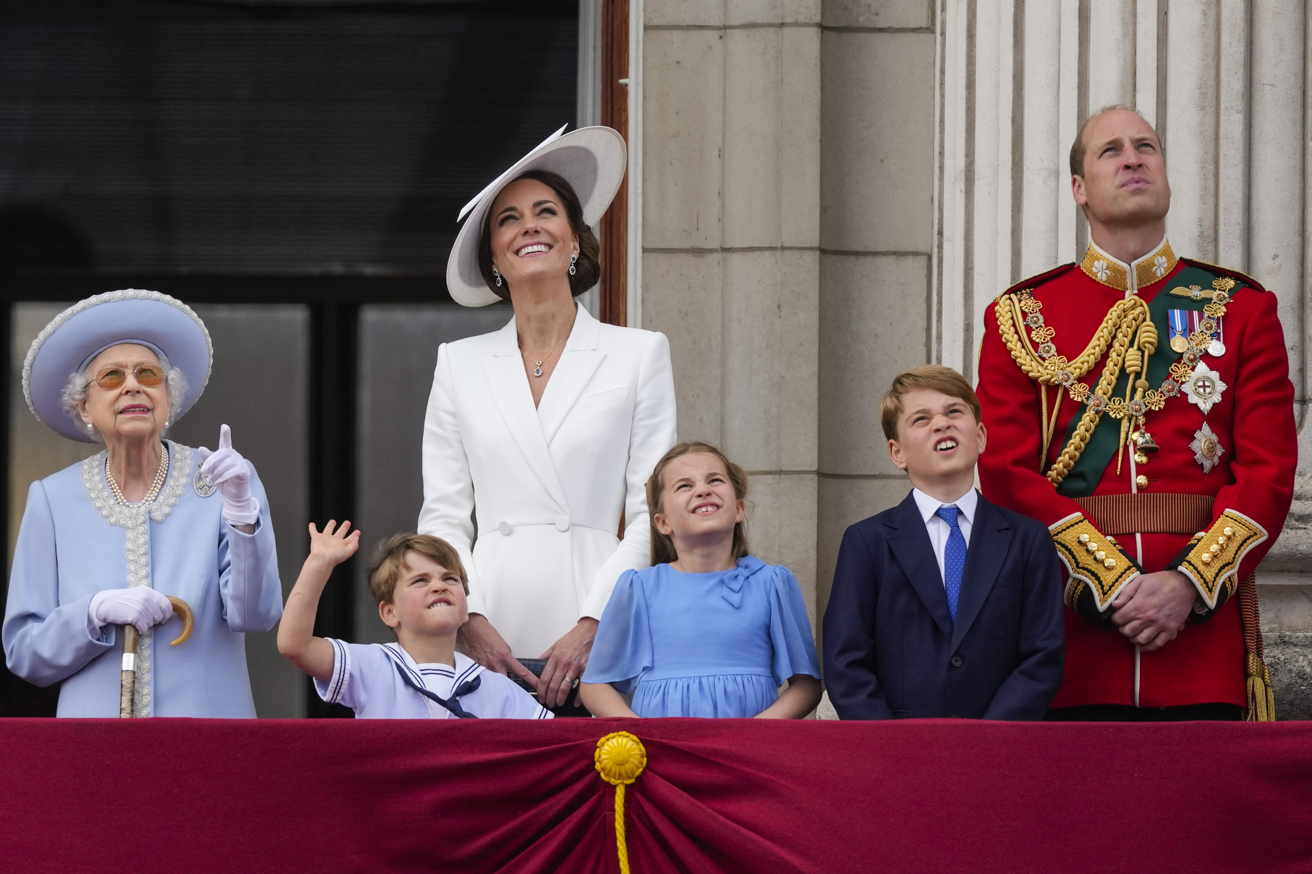 <p>Кралица Елизабет II, принц Луи, Катрин - херцогиня на Кеймбридж, принцеса Шарлот, принц Джордж и принц Уилям - херцог на Кеймбридж на балкона на Бъкингамския дворец</p>