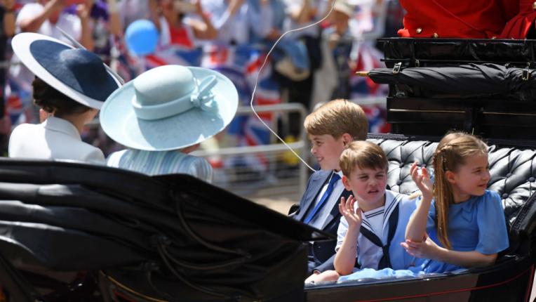 Камила, Кейт и трите ѝ деца пристигат за парада в чест на кралицата