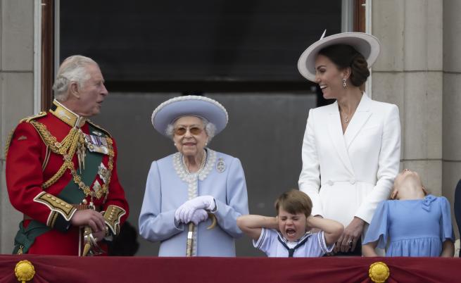 Принц Луи открадна шоуто с очарователните си реакции на балкона на Бъкингамския дворец