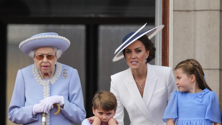 Забавните моменти на принц Луи, принцеса Шарлот и принц Джордж от Парада на знамената