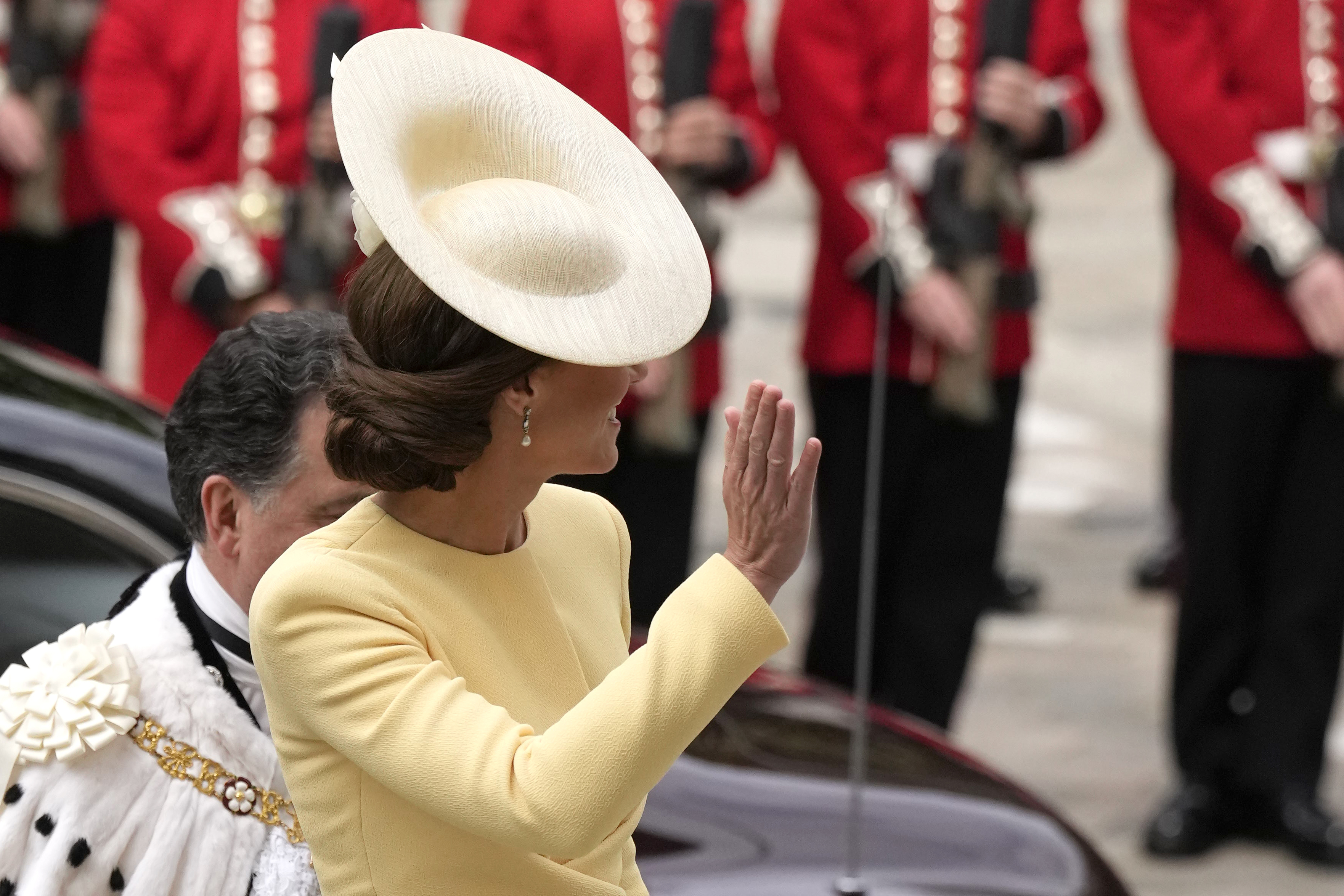<p>Честванията на платинения юбилей на британската кралица Елизабет Втора продължиха в Обединеното кралство днес с тържествена служба в лондонската катедрала &quot;Сейнт Пол&quot;. Едни от най-красивите, стилни и изискани дами там бяха две херцогини - Меган Маркъл и Кейт Мидълтън. Те приковаха вниманието на всички с красиво подбраните си тоалети и елегантни визии.</p>