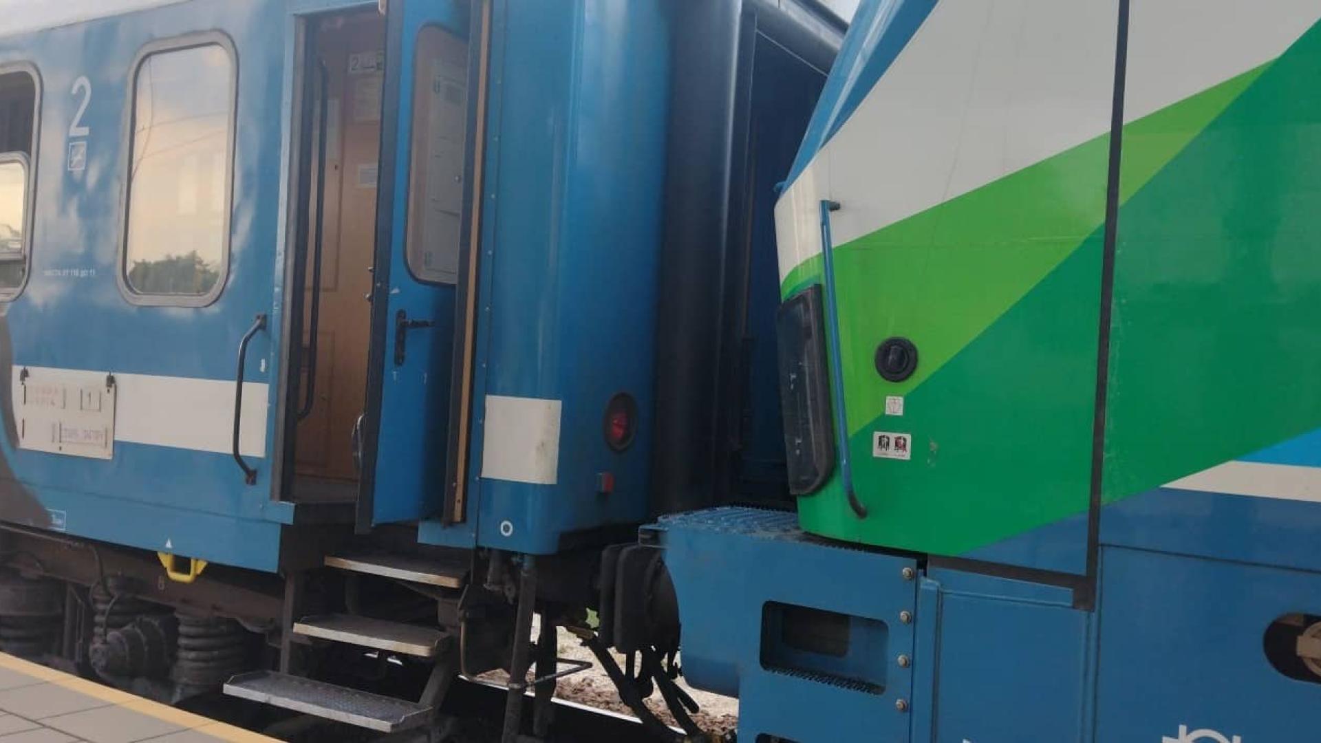 Запали се локомотивът на бързия влак пътуващ от Варна към София