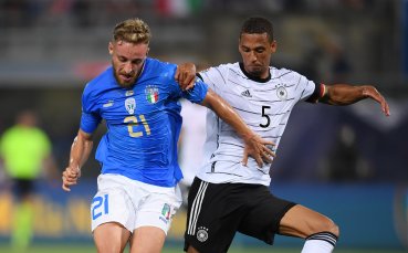 Италия и Германия играят при резултат 0 0 в любопитен мач от