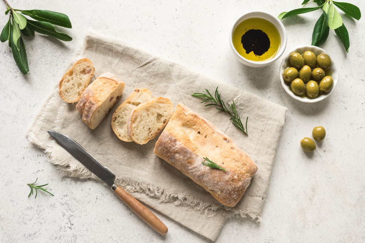 <p><strong>Чабата</strong></p>

<p>Чабата е хляб създаден&nbsp;в Италия, в отговор на популярността на френската багета. Тестото, от което се прави е пълно с вода, което го прави по-гъвкаво отвътре и изпълнено с дупки. Чабатата е чудесна, когато се потапи&nbsp;в зехтин.</p>