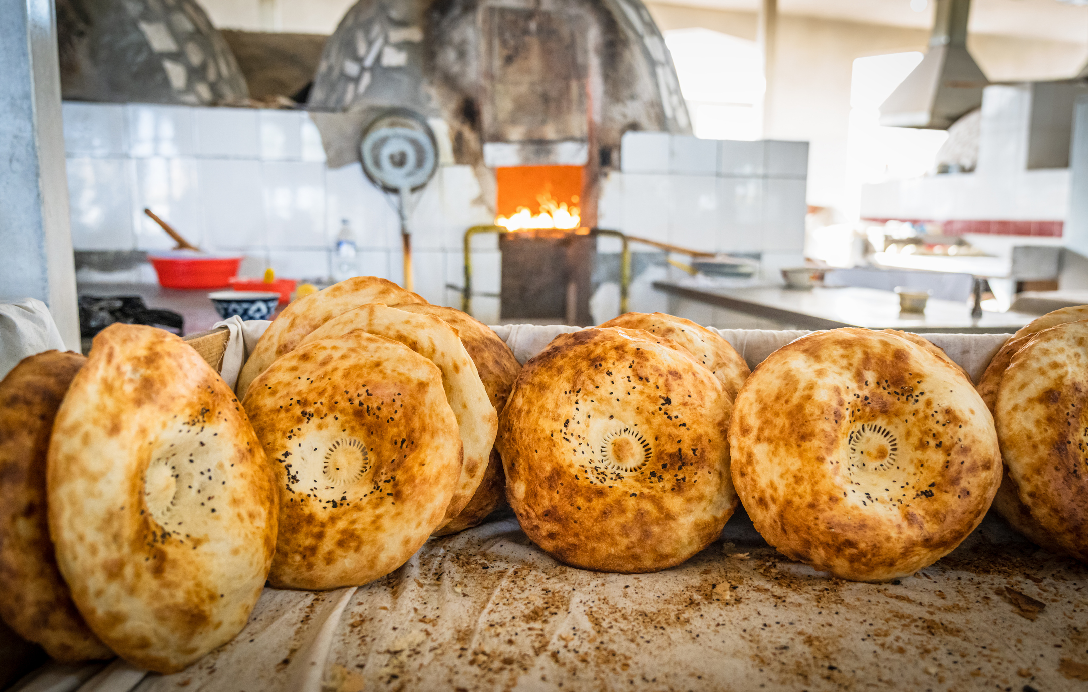<p><strong>Узбекски хляб&nbsp;</strong></p>

<p>В Узбекистан хлябът &quot;нон&quot; заема централно място на пазара. Всеки пекар го приготвя по различен начин, като видът му и шарките направени чрез семена могат да&nbsp;варират.</p>
