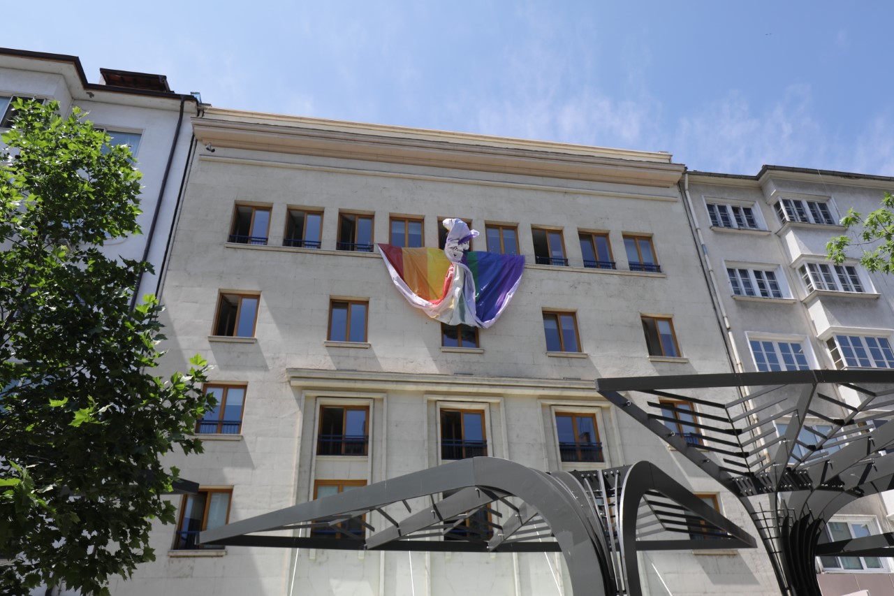 <p>Знамето с цветовете на дъгата на София Прайд бе окачено на фасадата на Френския културен институт в София</p>