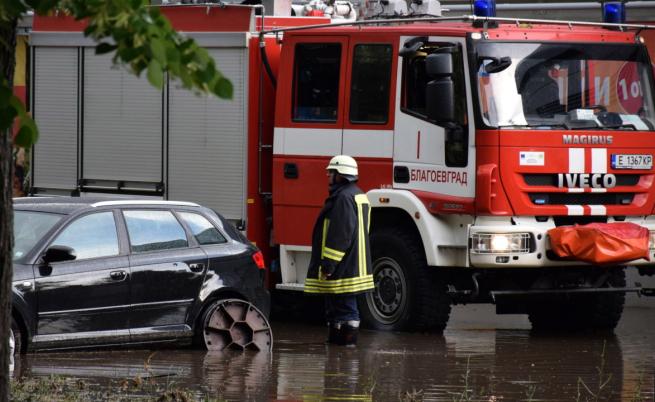 Силна буря в Благоевград, има наводнени улици (СНИМКИ)