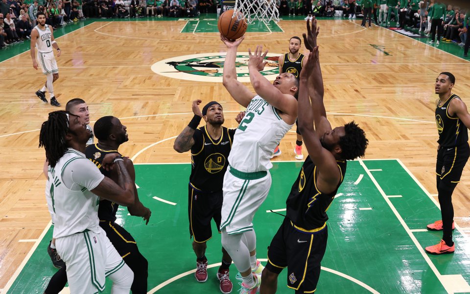 Steph was in pain after this apparent leg injury. Hope