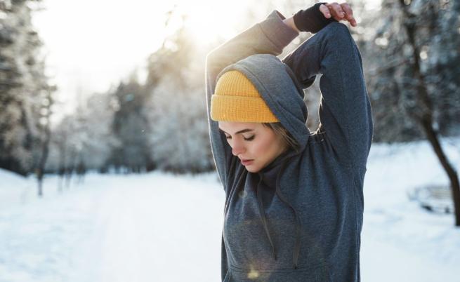 Студени ръце, топло сърце: Защо жените усещат по-силно студеното време