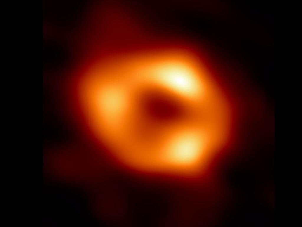 Изследователите са установили че свръхмасивната черна дупка в центъра на