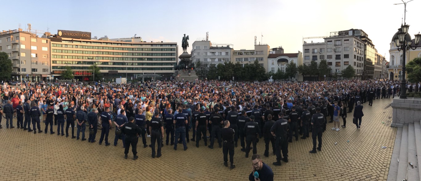 <p>Протест в подкрепа на Никола Минчев пред парламента</p>