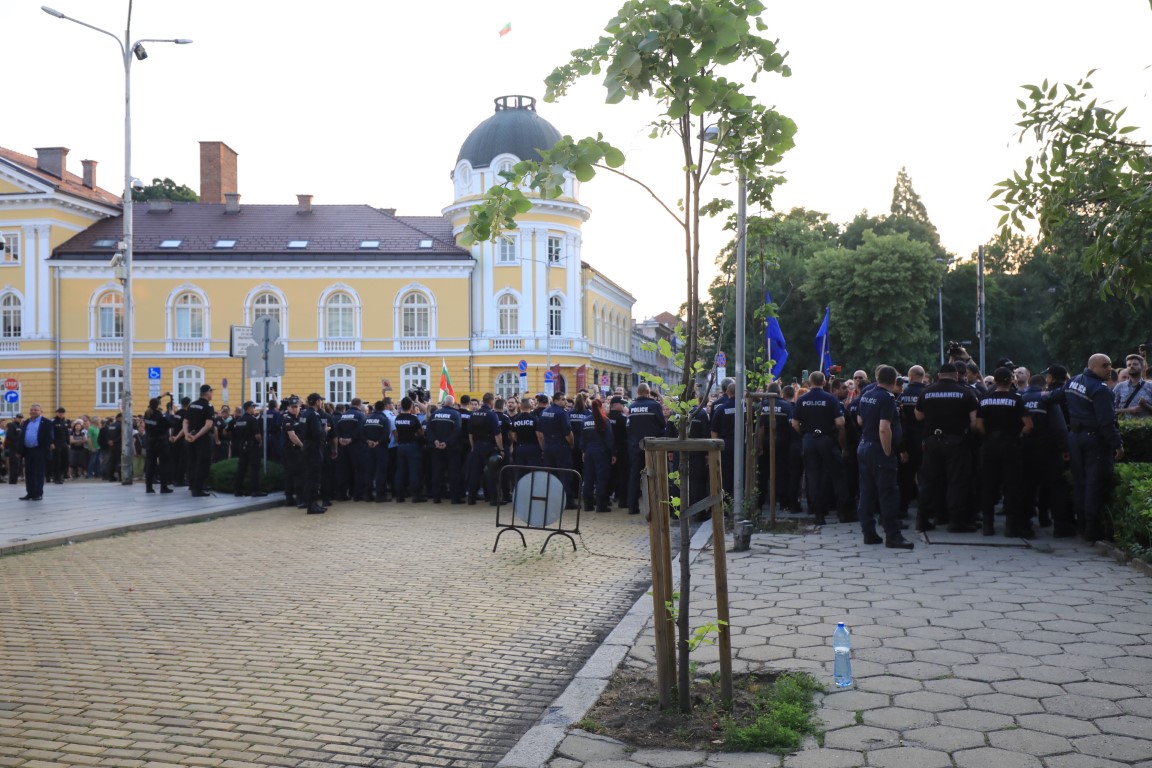 <p>Протест в подкрепа на Никола Минчев пред парламента</p>