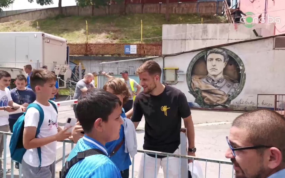 Привържениците на Левсик нападнаха две от новите попълнения на "сините"