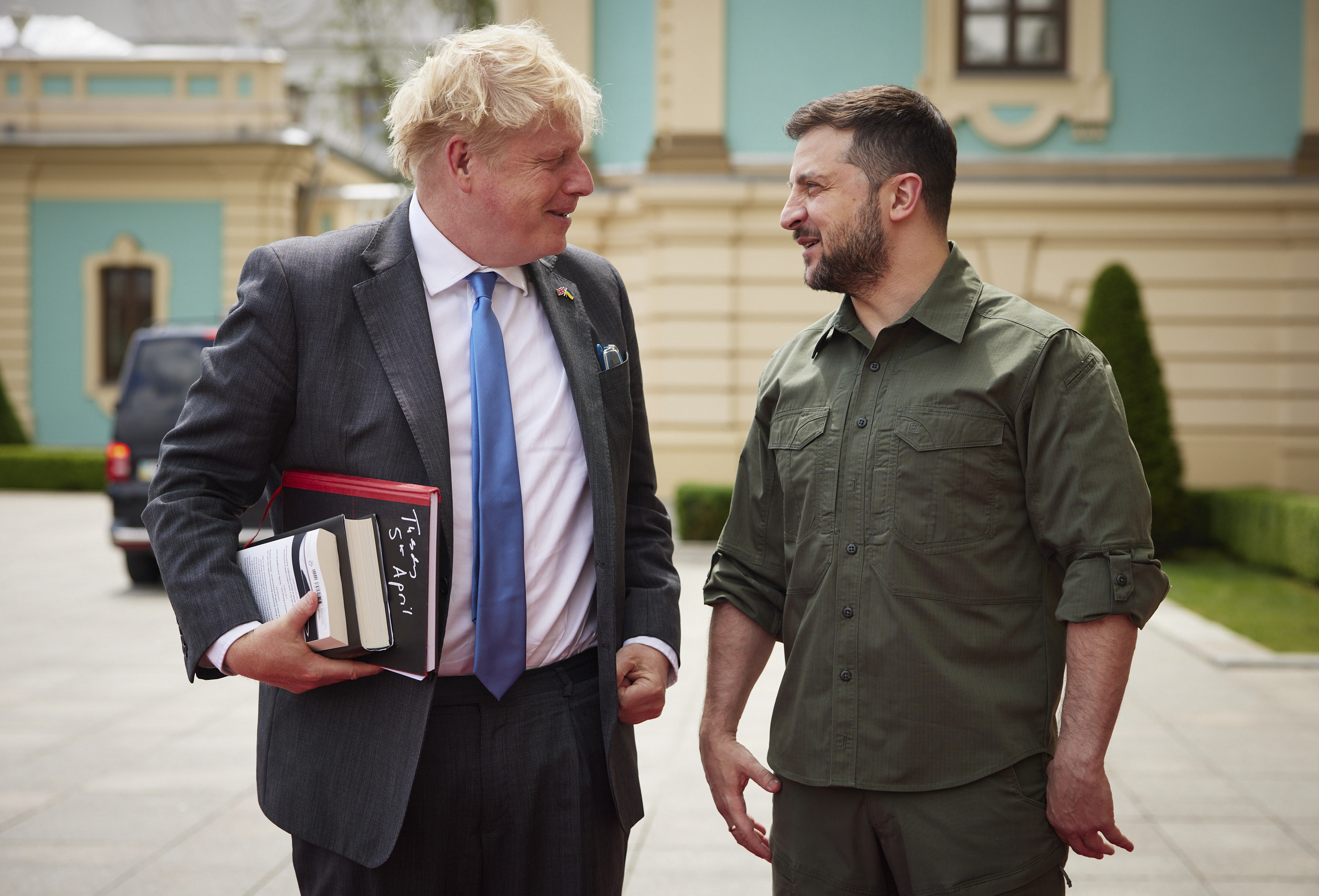 <p>Британският премиер Борис Джонсън се срещна в петък с украинския президент Володимир Зеленски в Киев по време на второто си пътуване до украинската столица от началото на руската инвазия. &quot;Моето посещение днес, в разгара на тази война, е, за да изпратя едно ясно и просто послание на украинския народ: Великобритания е с вас и ние ще бъдем с вас, докато в крайна сметка победите&quot;, каза Джонсън</p>
