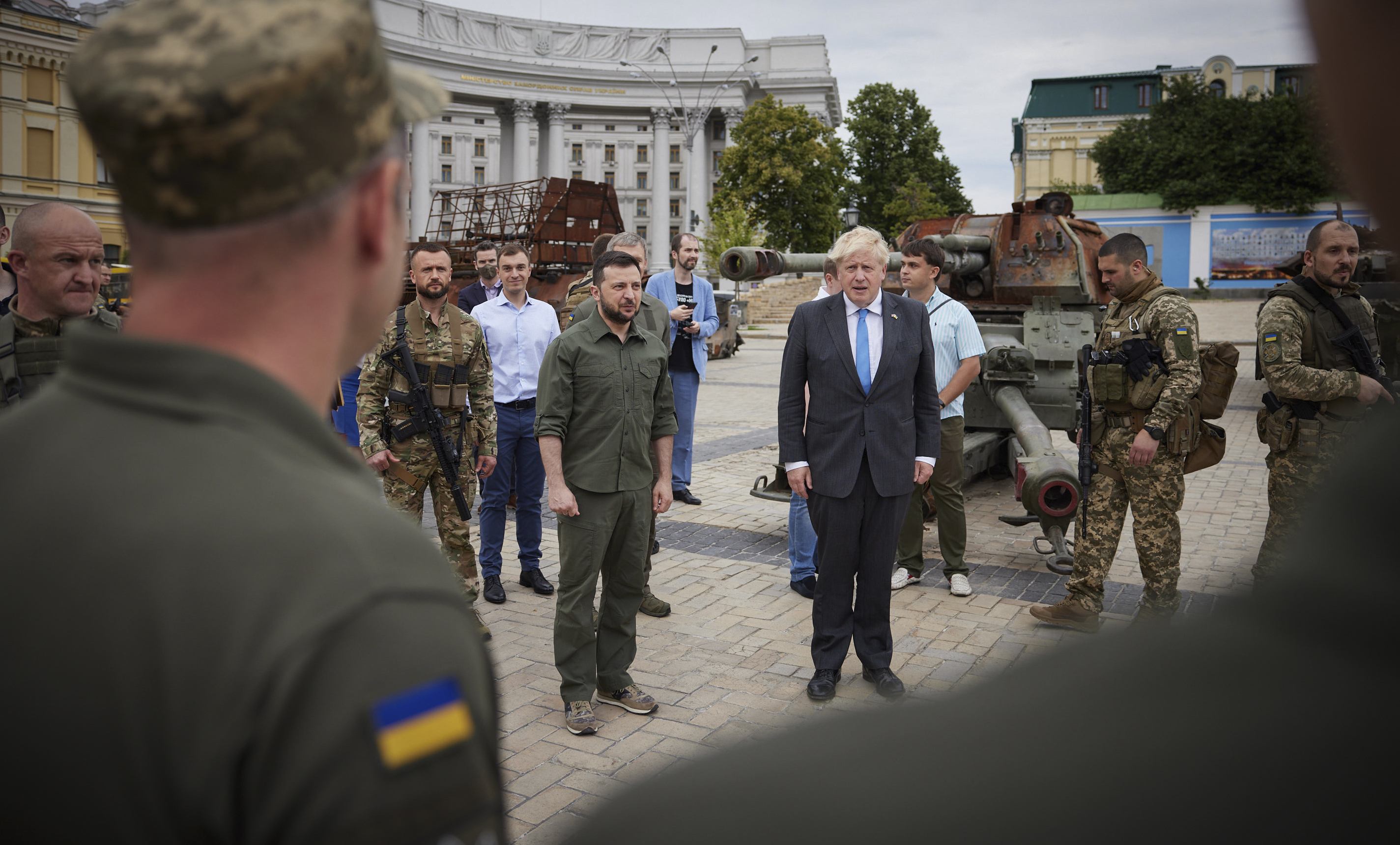 <p>Британският премиер Борис Джонсън се срещна в петък с украинския президент Володимир Зеленски в Киев по време на второто си пътуване до украинската столица от началото на руската инвазия. &quot;Моето посещение днес, в разгара на тази война, е, за да изпратя едно ясно и просто послание на украинския народ: Великобритания е с вас и ние ще бъдем с вас, докато в крайна сметка победите&quot;, каза Джонсън</p>