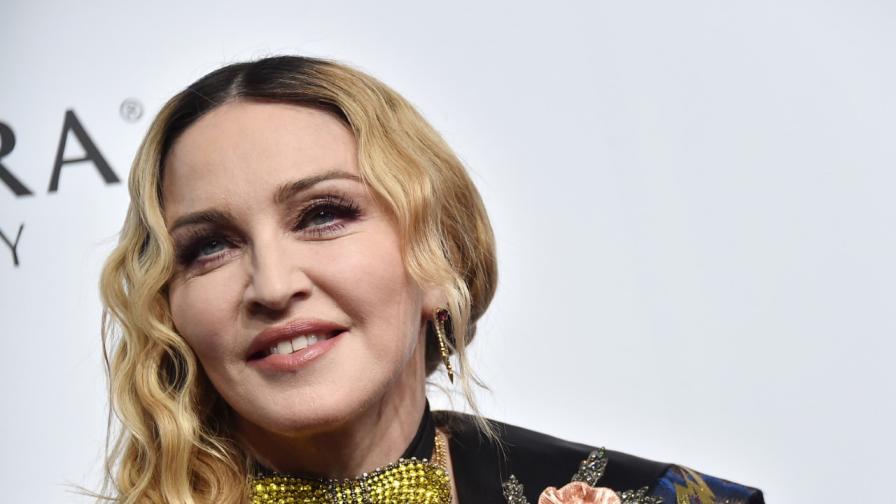 Мадона си пожела "Честит ден на бащата" със скандално видео