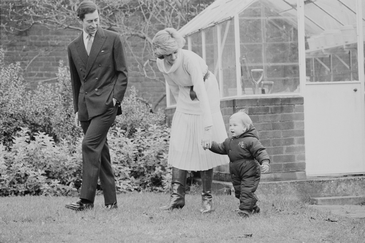 <p>Чарлз, принц на Уелс, и Даяна, принцеса на Уелс (1961 - 1997) със сина им принц Уилям, херцог на Кеймбридж, Обединеното кралство, 14 декември 1983 г.</p>