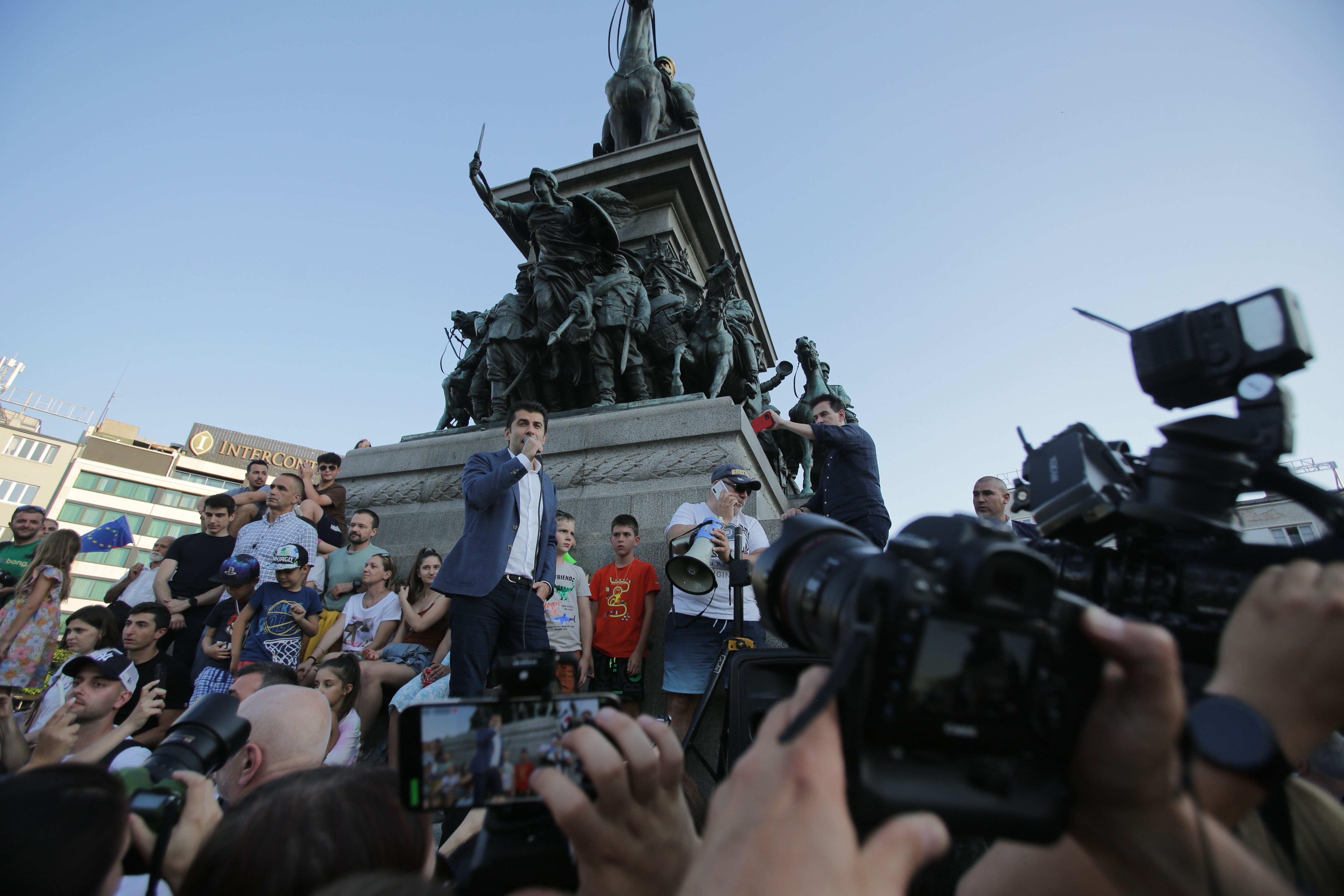 <p>Шествието под надслов &bdquo;Марш за Европейска България - в защита на парламентаризма и демокрацията!&ldquo; тръгна от Президентството и стигна до Народното събрание, където се сля с гражданския протест в подкрепа на правителството. На протеста присъстват също премиерът Кирил Петков, министри и депутати</p>