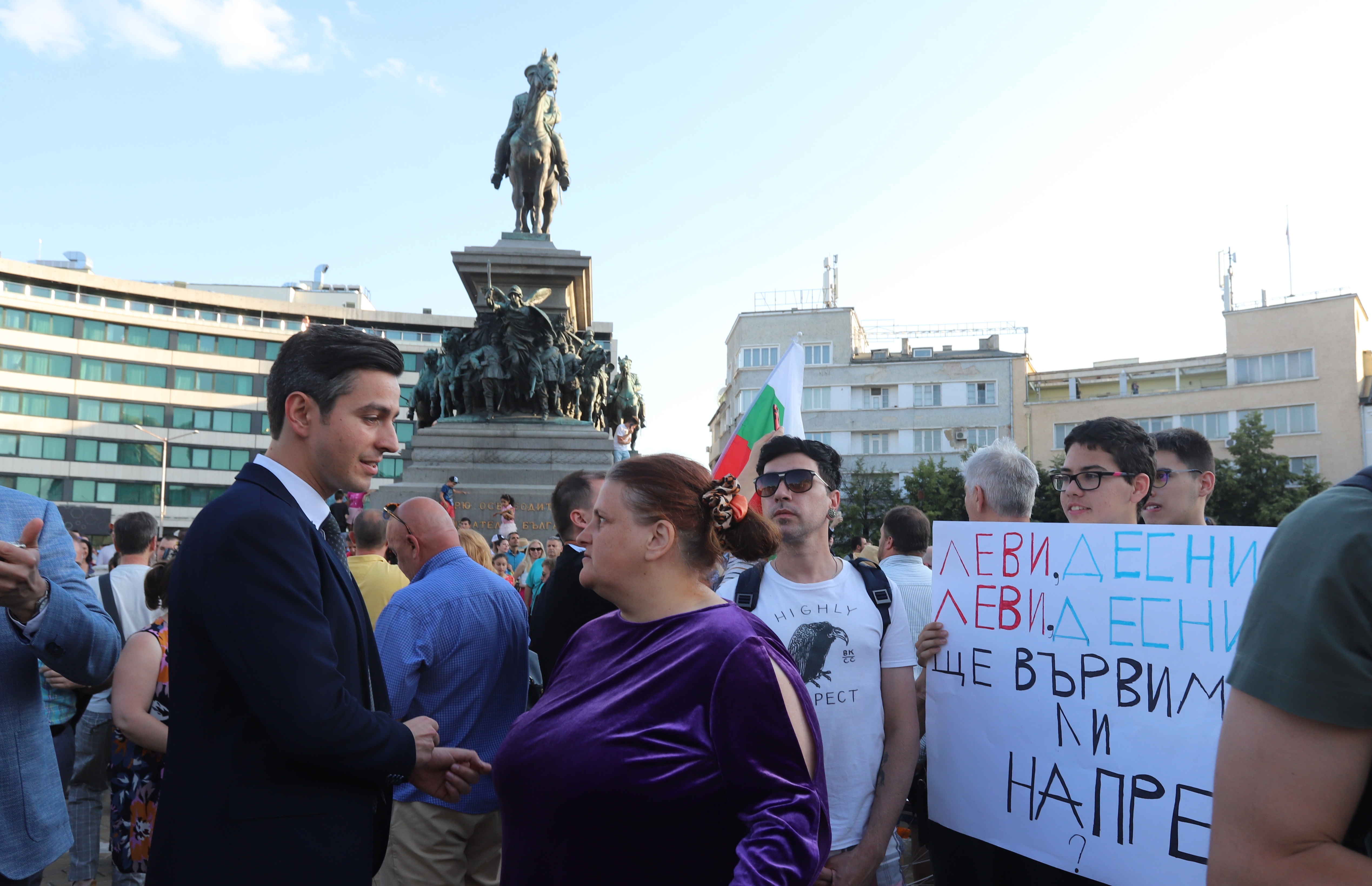 <p>Шествието под надслов &bdquo;Марш за Европейска България - в защита на парламентаризма и демокрацията!&ldquo; тръгна от Президентството и стигна до Народното събрание, където се сля с гражданския протест в подкрепа на правителството. На протеста присъстват също премиерът Кирил Петков, министри и депутати</p>