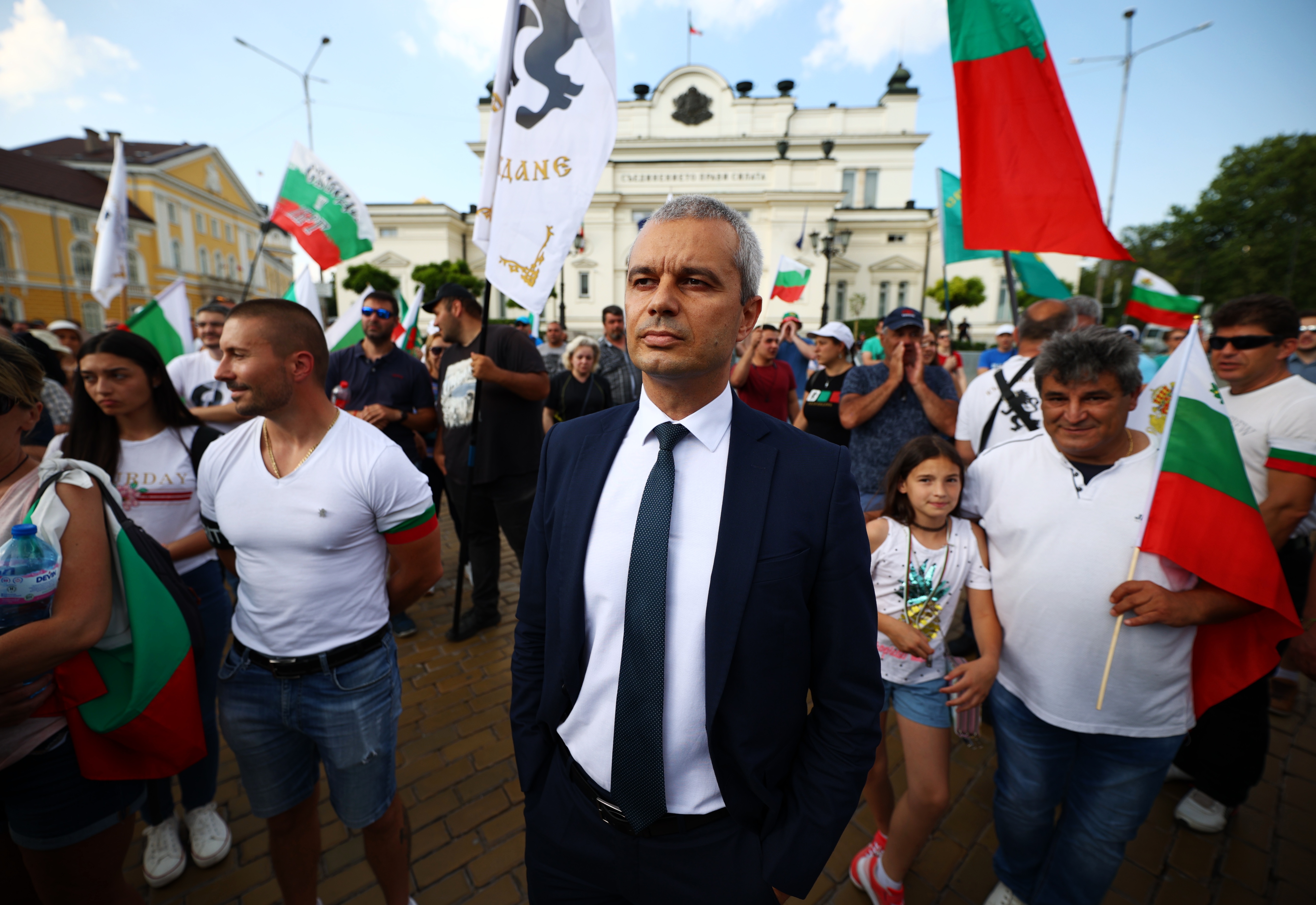 <p>Привърженици на партия &bdquo;Възраждане&ldquo; протестират пред парламента с искане за оставка на правителството. Събралите се скандират &bdquo;Оставка&ldquo;. Издигнат е плакат с надпис: &quot;Историята на България не се продава&quot;. Към протестиращите се присъединиха и депутати от партията</p>