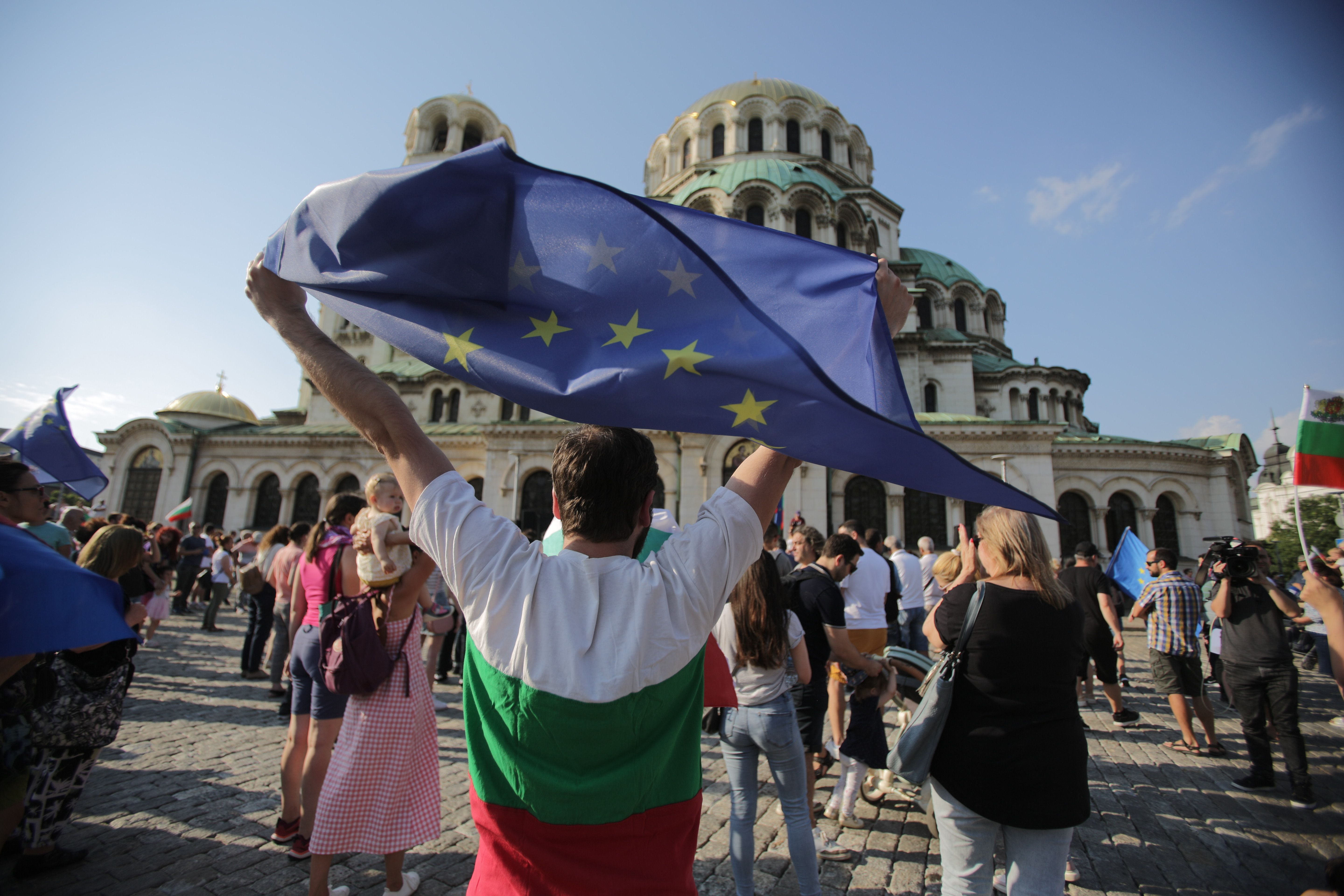 <p>Граждани се събраха на мирен протест в подкрепа на правителството на площад &bdquo;Свети Александър Невски&ldquo;. Исканията на демонстрантите са: България без корупция; да няма обединение между ГЕРБ, ДПС, &quot;Възраждане&quot; и &quot;Има такъв народ&quot;.</p>