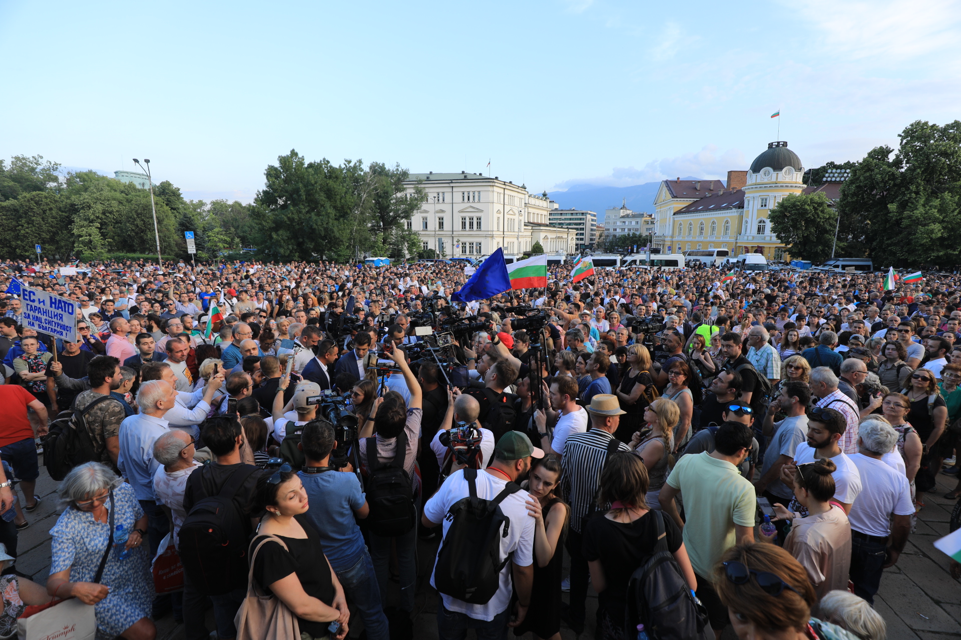 <p>Граждани се събраха на мирен протест в подкрепа на правителството на площад &bdquo;Свети Александър Невски&ldquo;. Исканията на демонстрантите са: България без корупция; да няма обединение между ГЕРБ, ДПС, &quot;Възраждане&quot; и &quot;Има такъв народ&quot;.</p>