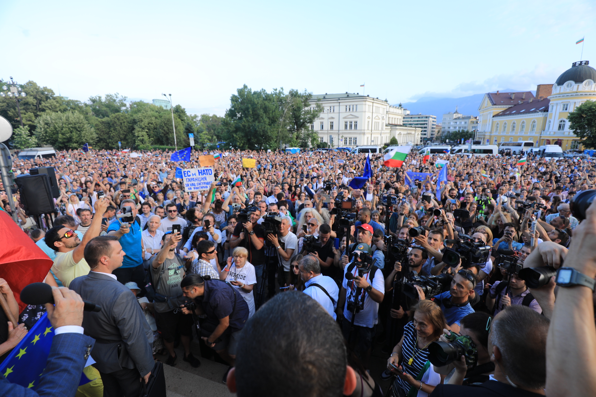 <p>Граждани се събраха на мирен протест в подкрепа на правителството на площад &bdquo;Свети Александър Невски&ldquo;. Исканията на демонстрантите са: България без корупция; да няма обединение между ГЕРБ, ДПС, &quot;Възраждане&quot; и &quot;Има такъв народ&quot;.</p>