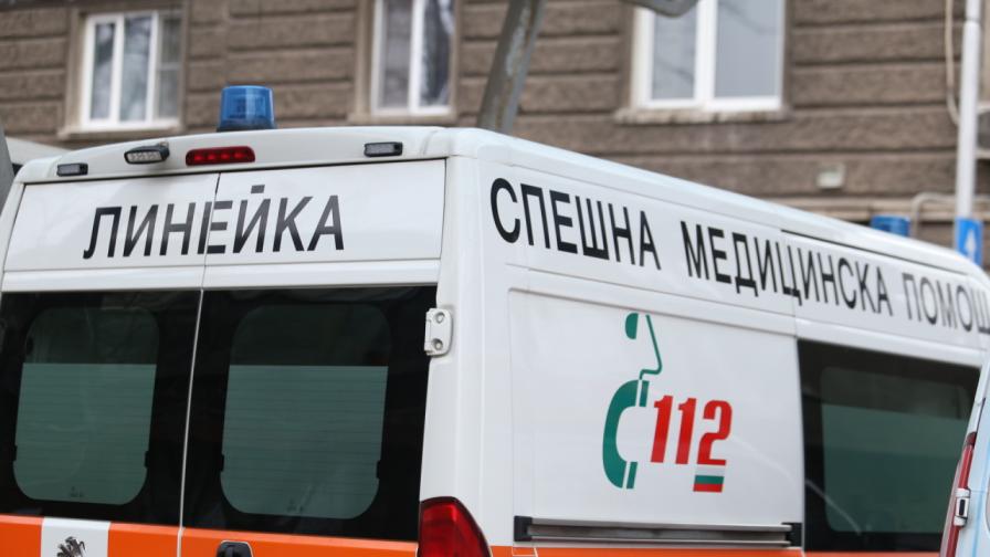 Тир и кола се удариха челно на Подбалканския път, жена загина на път за болницата