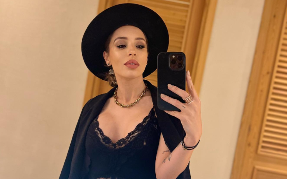 Голямата дъщеря на Христо Стоичков - Мика, се радва на